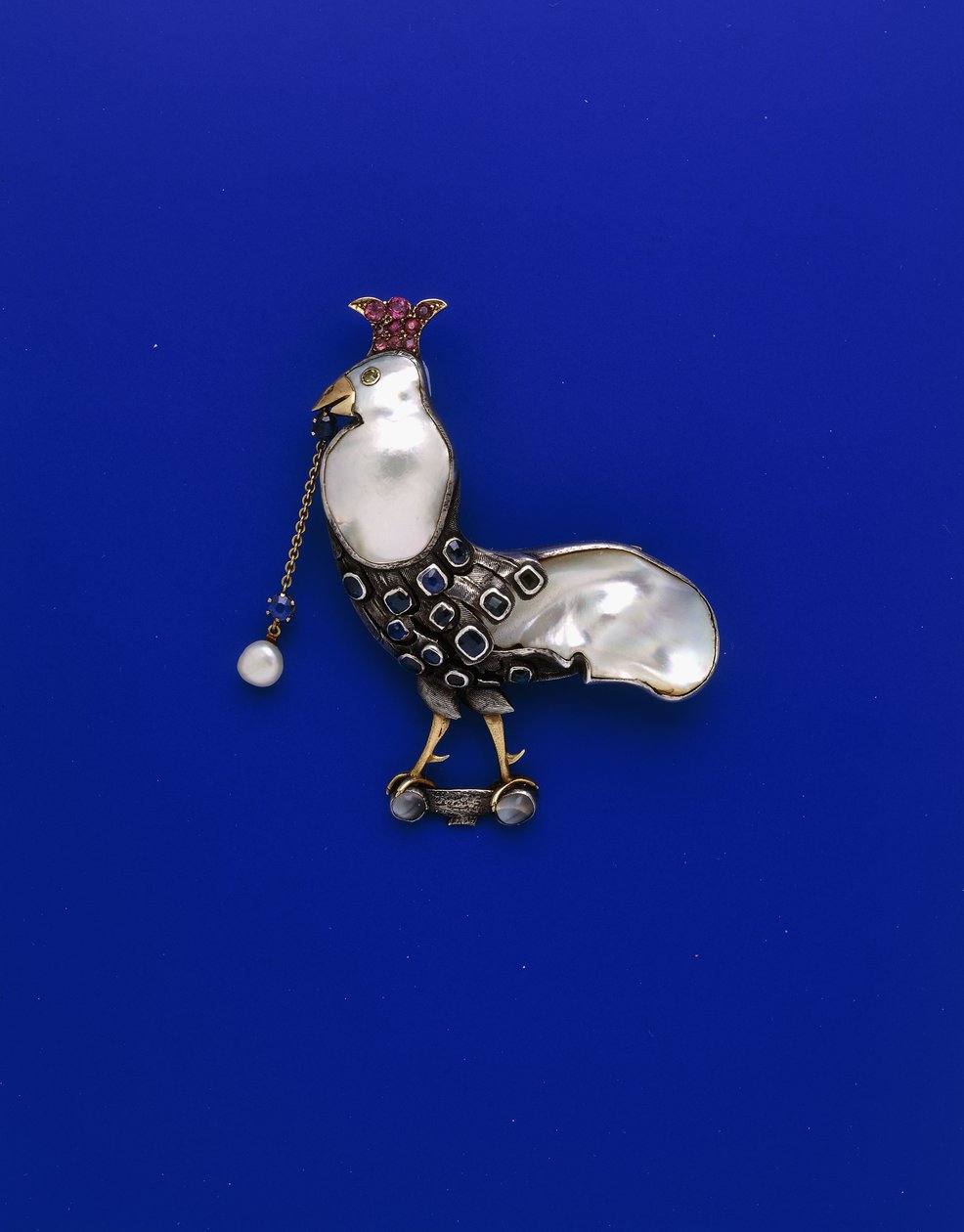 A Guild of Handicraft vit och gul metallbrosch i form av en "krönt" tupp, satt med blisterpärlor, pärlor, safirer, turmaliner och månstenar, ca 1905 (metall, pärlor, safirer, turmaliner, månstenar) av Charles Robert Ashbee