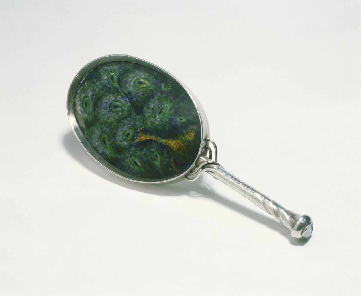 Handspegel designad av Ashbee med påfågeldesign emaljerad av William Mark, gjord av Guild of Handicraft, 1903 (silver) av Charles Robert Ashbee