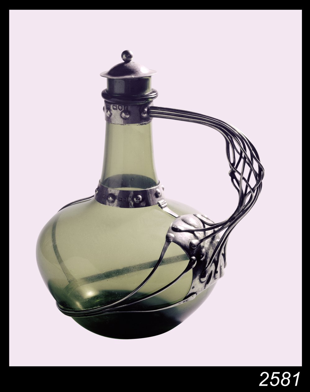 Silvermonterad grön glaskaraff med tillverkarmärke för Hantverksgillet, 1901 (glas och silver) av Charles Robert Ashbee