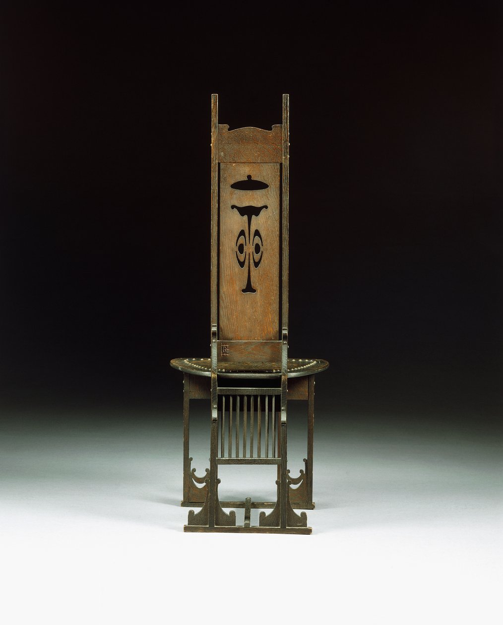 En sidostol, med genomborrad design, ca 1899 (snickrad ek) av Charles Rohlfs