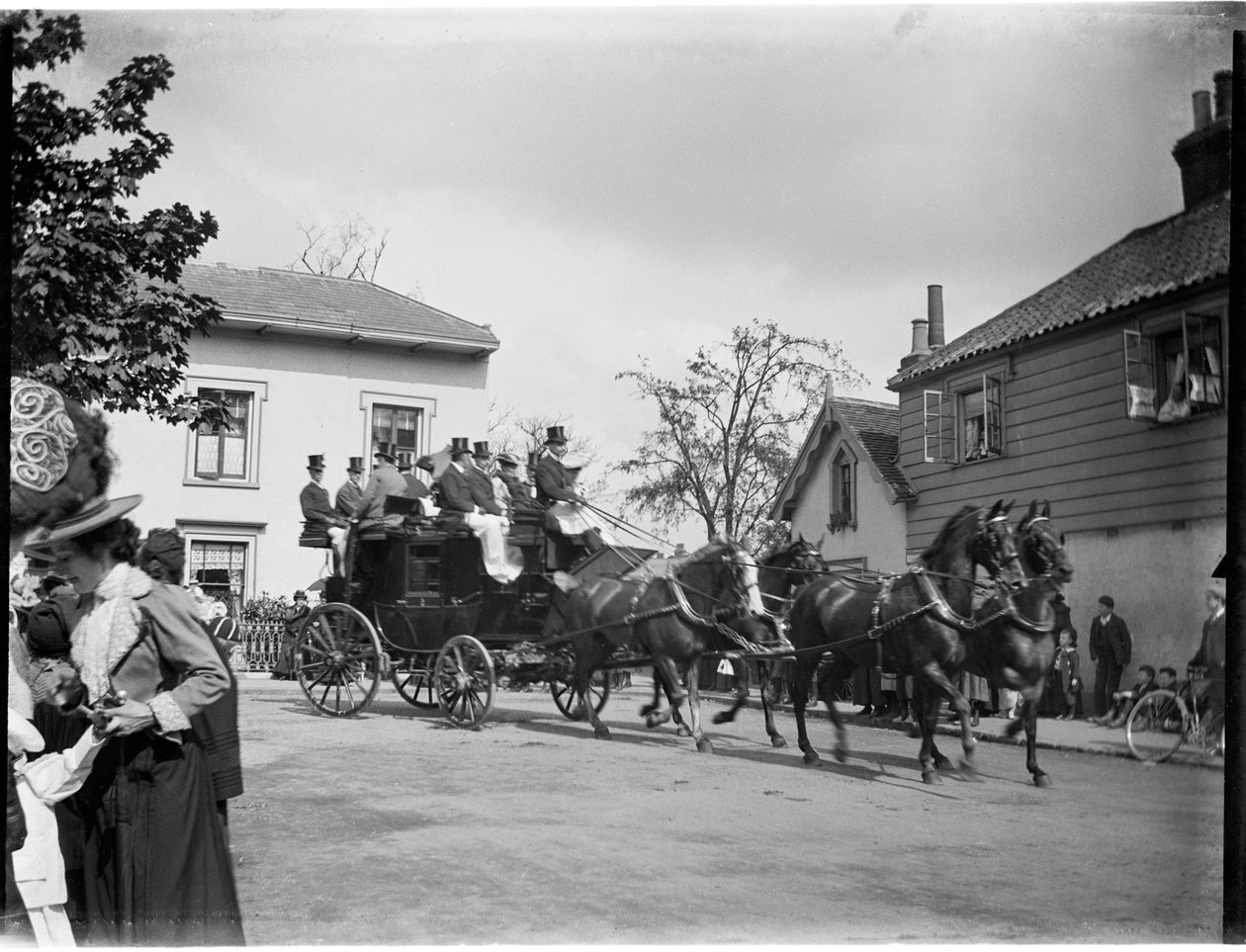 En hästdragen buss som kör förbi en grupp stugor, Greater London Authority, 1895-1905. av Charles William Prickett