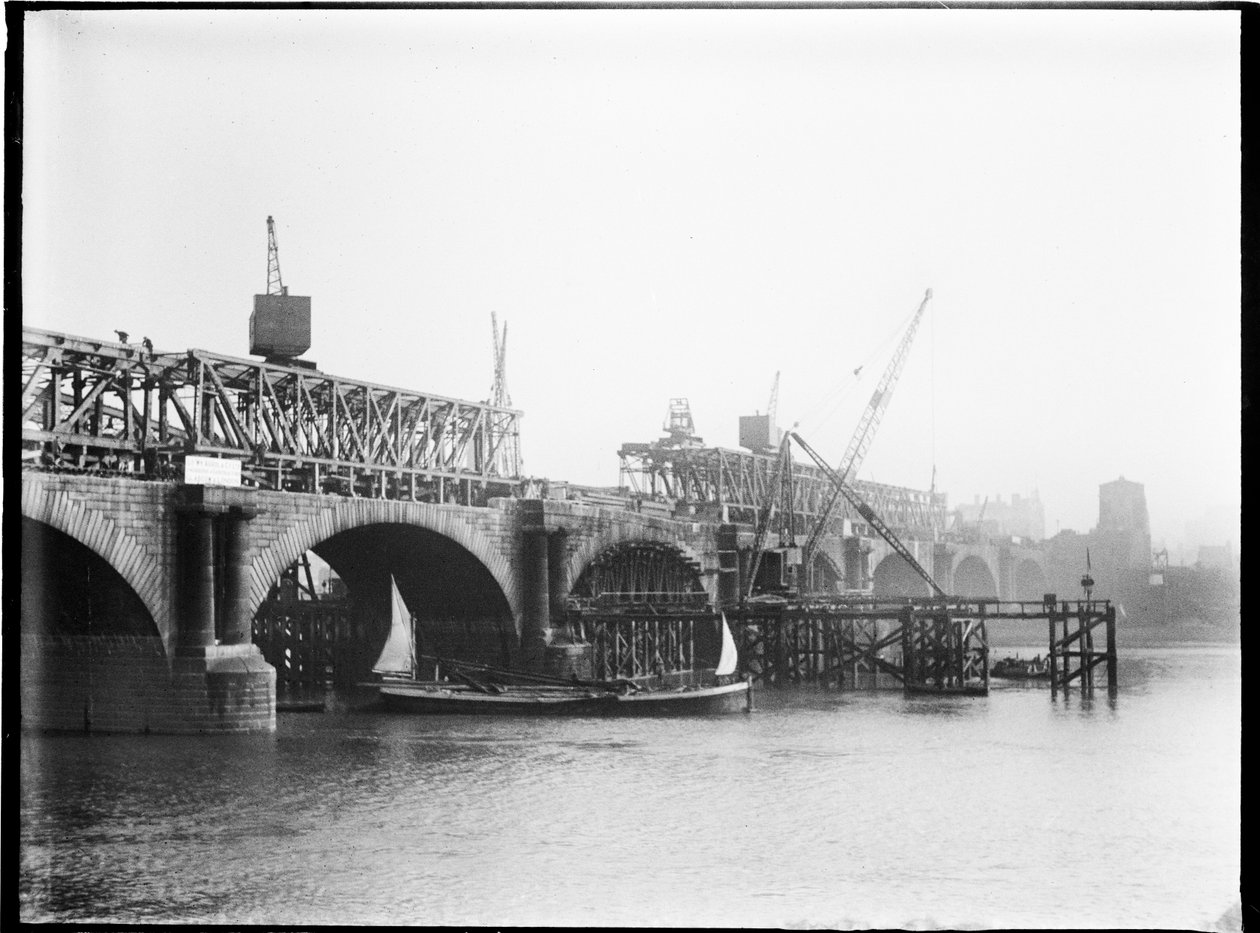 Rivning av Waterloo Bridge, City of Westminster, Greater London Authority, 1936. av Charles William Prickett