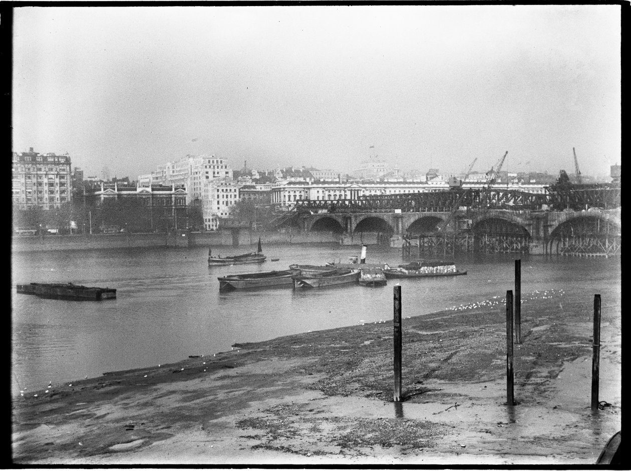 Rivning av Waterloo Bridge, City of Westminster, Greater London Authority, 1936. av Charles William Prickett