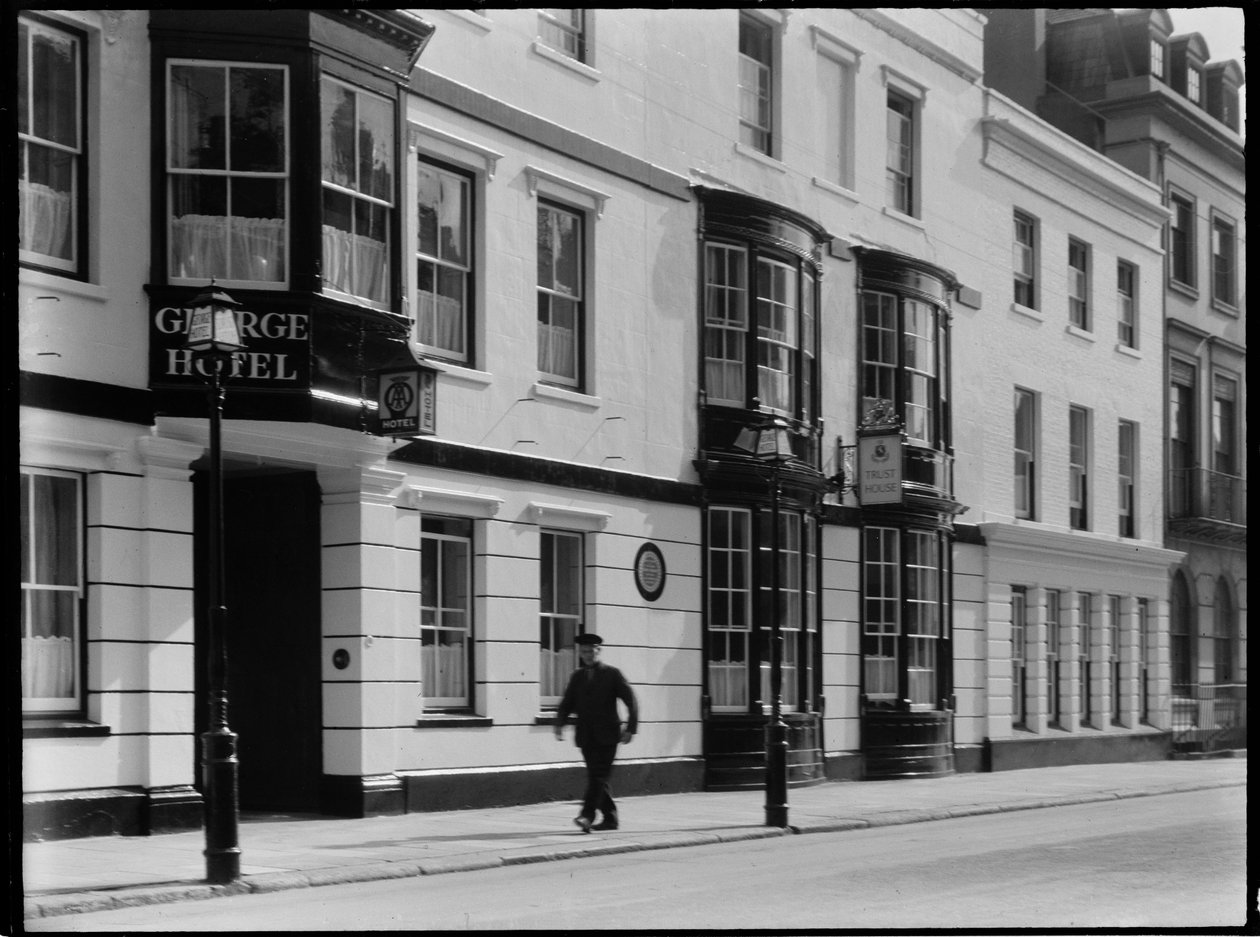 George Hotel, High Street, City of Portsmouth, 1930-talet. av Charles William Prickett