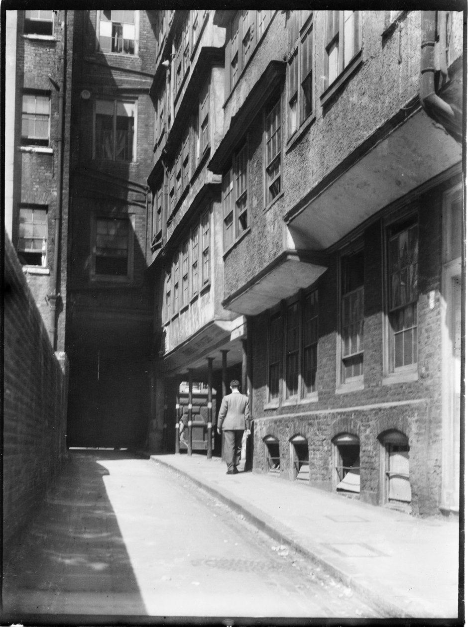 Middle Temple Lane, Temple, City of London, Greater London Authority, 1930-talet. av Charles William Prickett