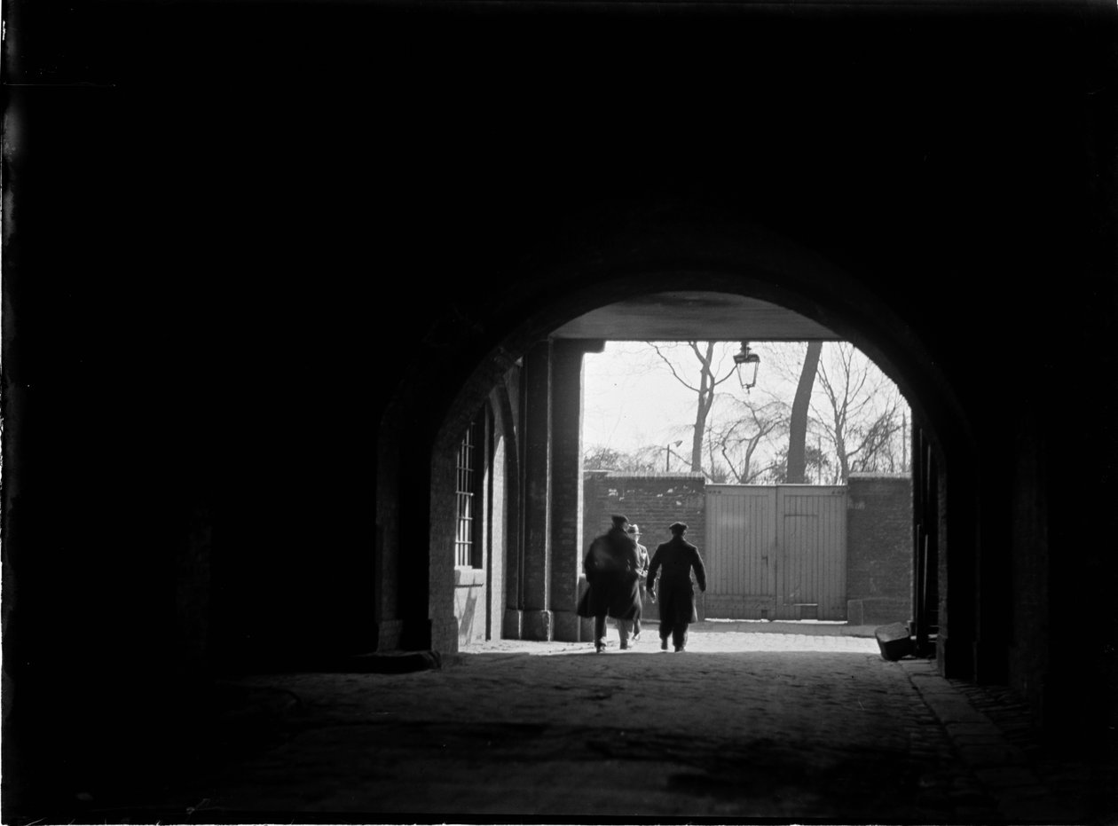 Tunnel eller täckt passage som ser mot tre figurer, Greater London Authority, 1930-talet. av Charles William Prickett