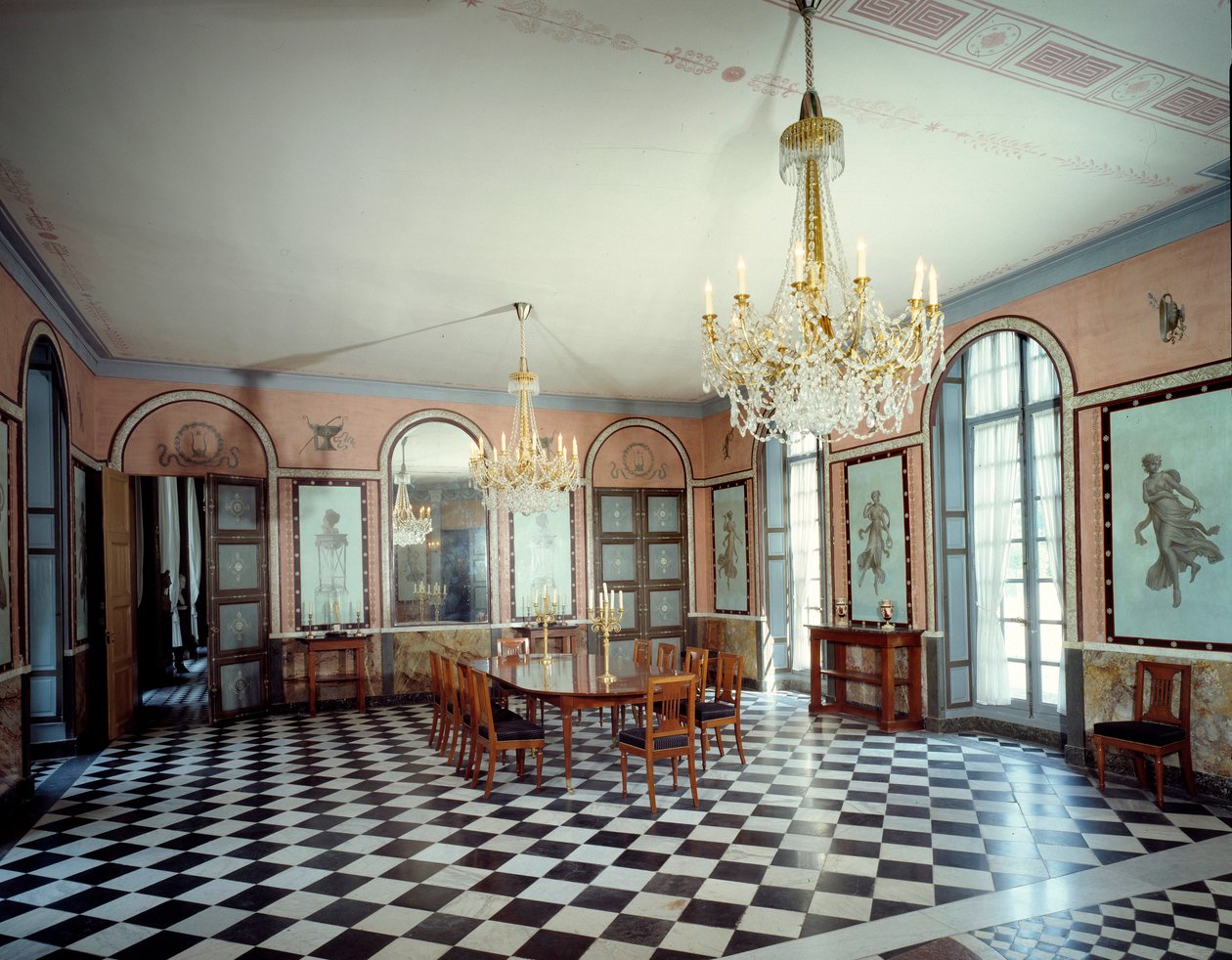 Utsikt över matsalen på slottet Malmaison, residens för kejsar Napoleon I (1769-1821), dekorerad av Charles Percier (1764-1838) och Pierre Francois Leonard Fontaine (1762-1853) 1800 Rueil Malmaison, musee du chateau av Charles and Fontaine Pierre Percier