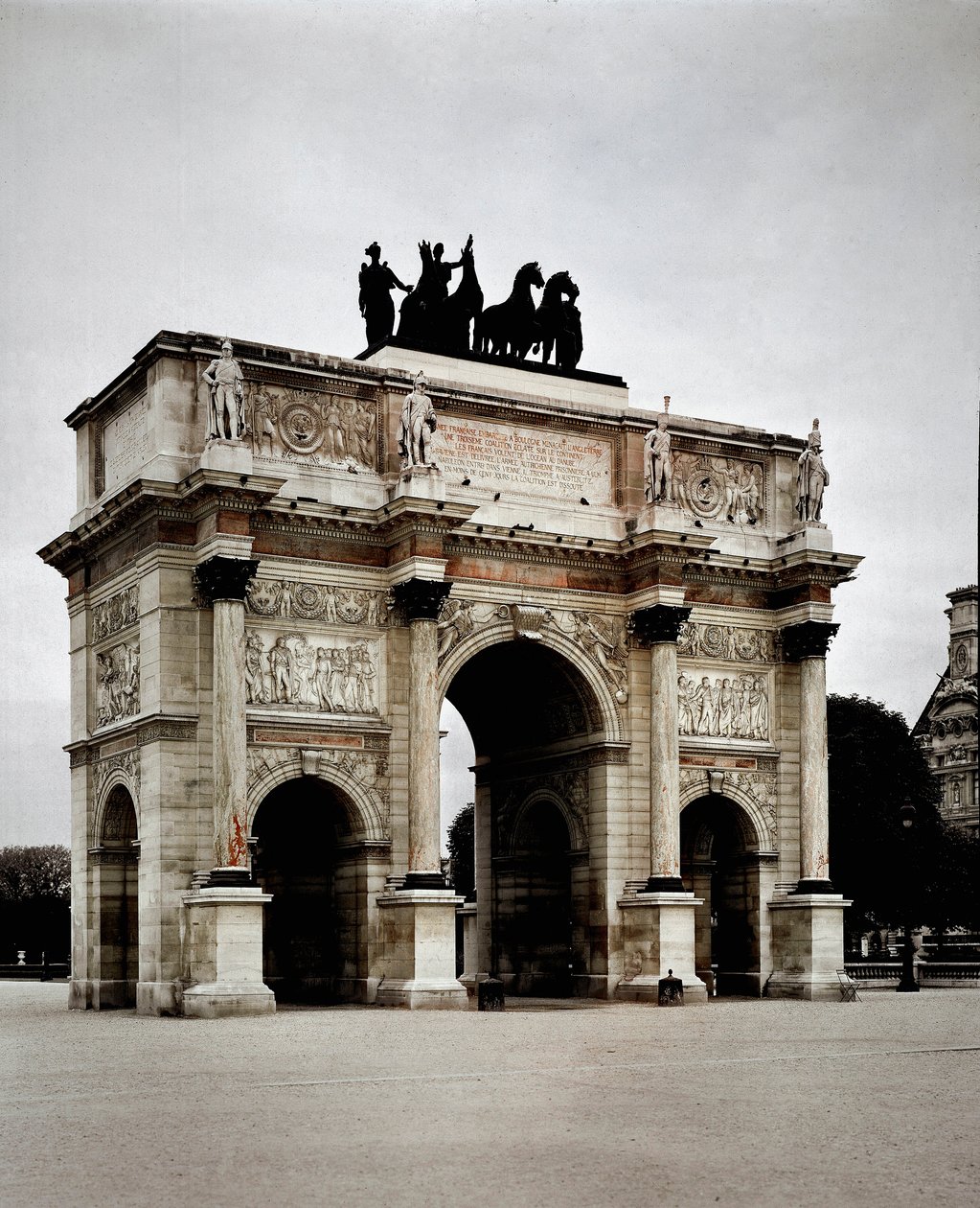 Utsikt över Triumfbågen du Carrousel realiserad av Pierre Francois Leonard Fontaine (1762-1853) och Charles Percier (1764-1838) i Paris (Louvren) av Charles and Fontaine Pierre Percier
