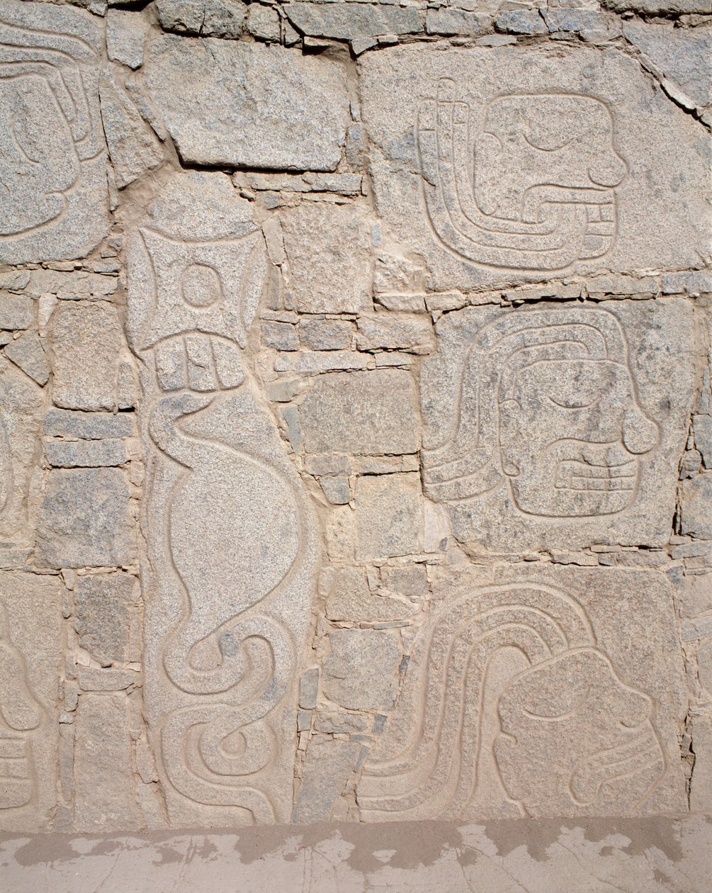Förcolombiansk konst: relief på ruiner, 900-talet f.Kr. (fotografi av Chavin Chavin