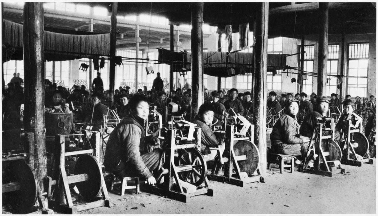 Fabrik som drivs av kineser nära Chihsien, ca 1930 av Chinese Photographer