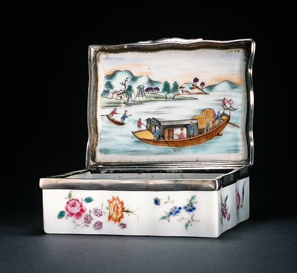 A Mughal Snuff Box, Qianlong Period (1736-95) c.1760 (porslin) (se även 314538) av Chinese School
