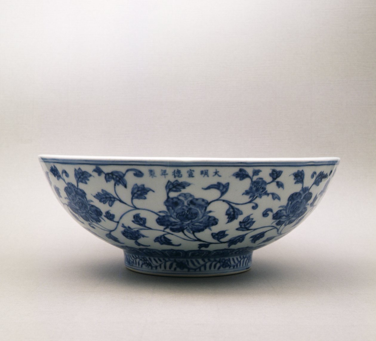 Blå och vit skål med blomdekor som bär Hsuan Tes regeringsmärke, 1426-35, Mingdynastin, 1368-1644 (porslin) av Chinese School