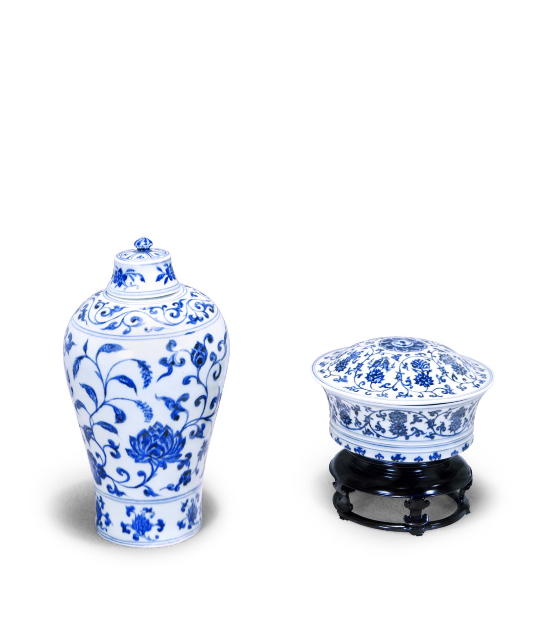 Blå och vit täckt skål, dekorerad med lotusrullar och 8 buddhistiska emblem, bärande märke av Yuande; blå och vit Meiping med lock, dekorerad med lotus- och vattenväxter, Yung-lo-period (cera av Chinese School