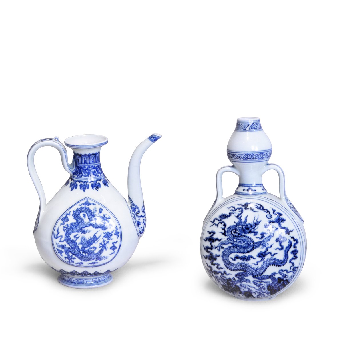 Blå och vit månflaska med drakar och en blå och vit öre av främre östern metallform, båda med blommande pion, Hung-wu period, 1368-98 (keramik) av Chinese School