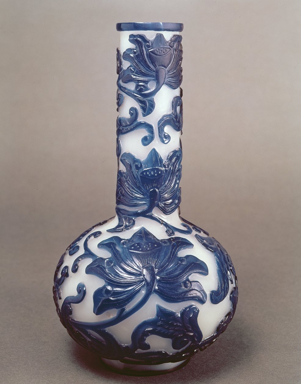 Kinesisk blå och vit cameo glasflaska, Chien Lung period (1736-95) av Chinese School