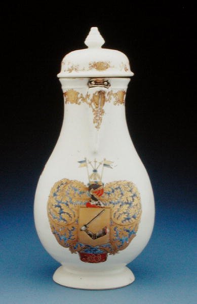 Kaffekanna i Meissen-form med Gustav Gabriel Loodhs vapen, Qianlong-period (1736-95) (porslin) (se även 210134) av Chinese School