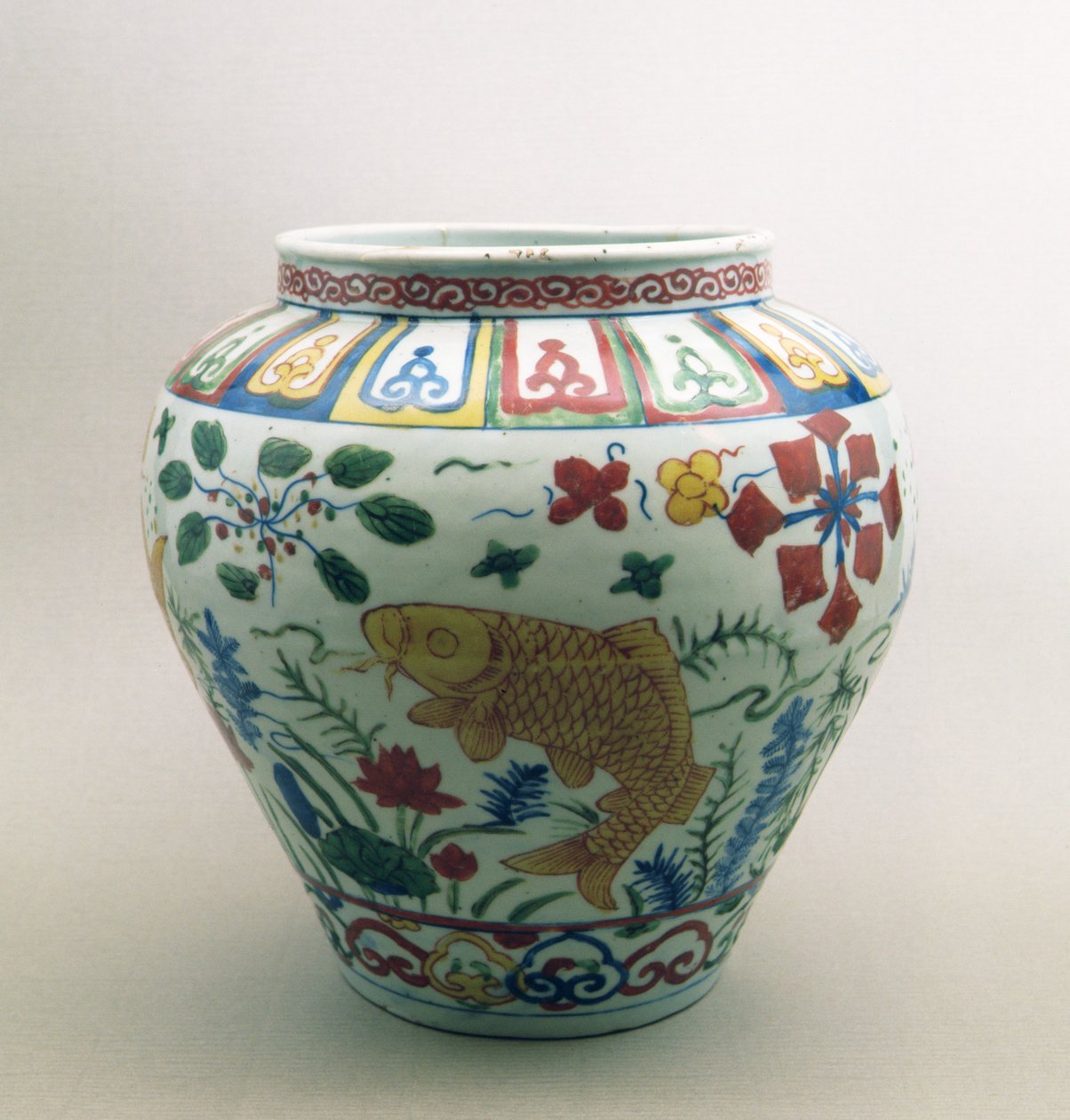 Globulär burk dekorerad med fisk och blommor, Chia Ching-perioden (1522-66) av Chinese School