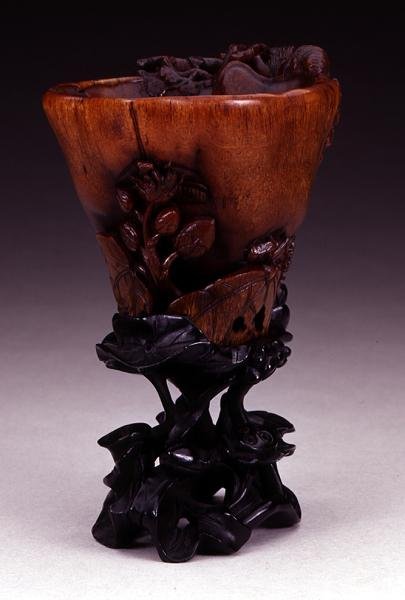 Libationskopp, Qianlong-period 1736-95, Ching-dynastin (snittat noshörningshorn) (se 142653-5 & 142694) av Chinese School