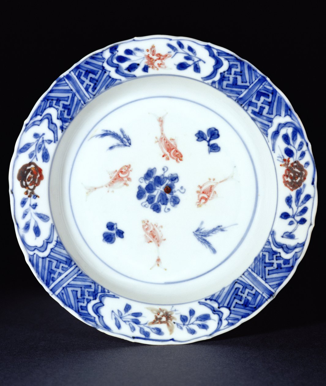 Tallrik dekorerad i underglasyrblått med inslag av kopparrött, sena Mingdynastin, ca 1630 (porslin) av Chinese School