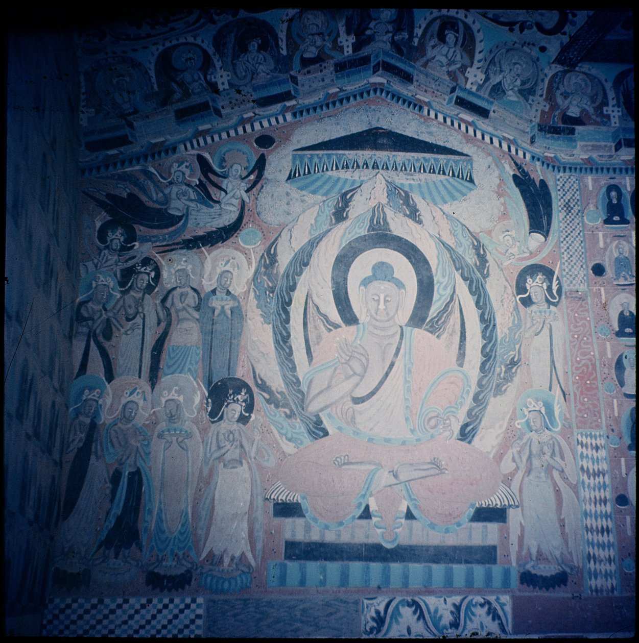 Shakyamuni Buddha predikar, omgiven av Bodhisattvor och Aspareses, Nanbeichao II period, 501-580 AD (grottmålning) av Chinese School