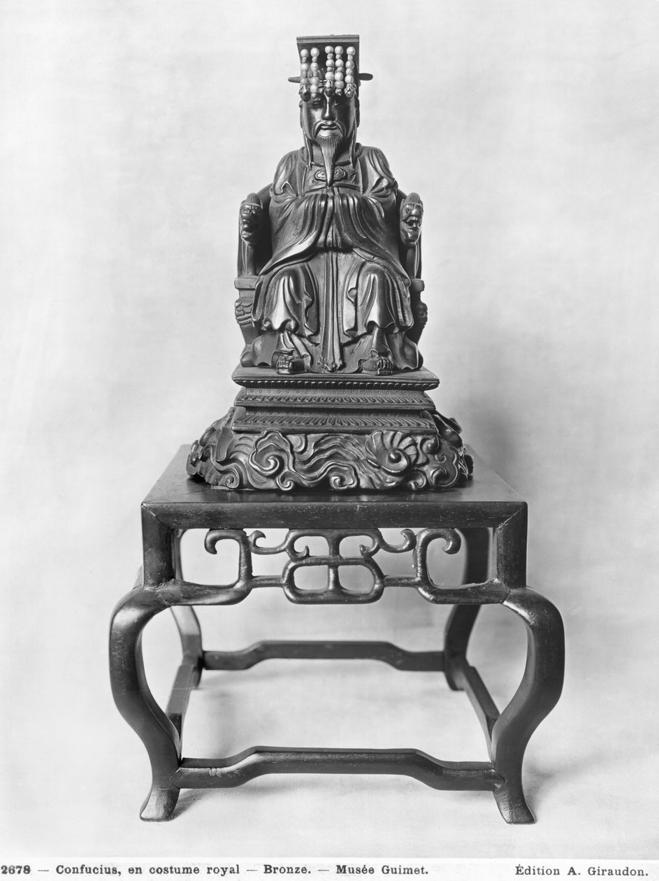 Statyett av Konfucius (551-479 f.Kr.) som en mandarin, Qingdynastin (1644-1912) (brons) (se även 186277) av Chinese School