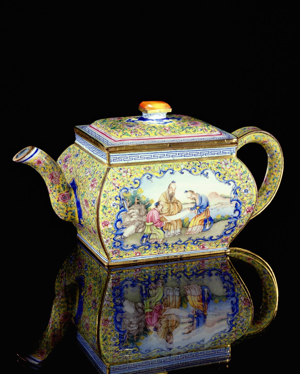 Tekanna dekorerad med emalj, Qianlong-period, 1736-95 (keramik) av Chinese School