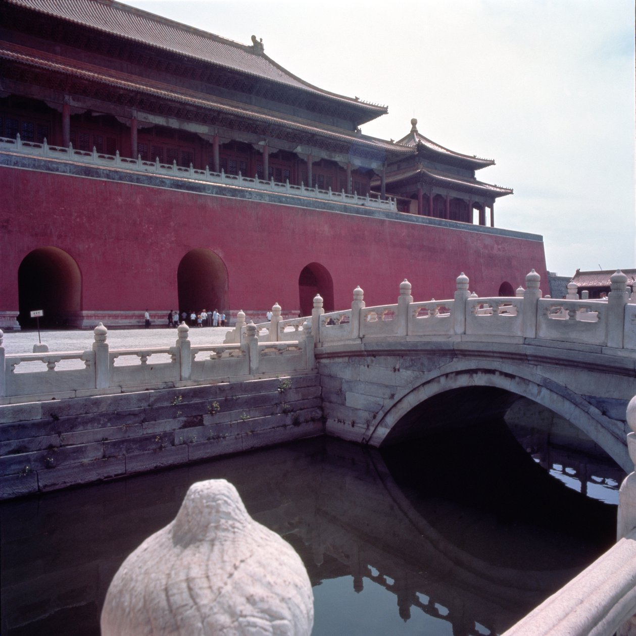 Udsigt over Meridian Gate fra gården til River of Golden Water swed av Chinese School