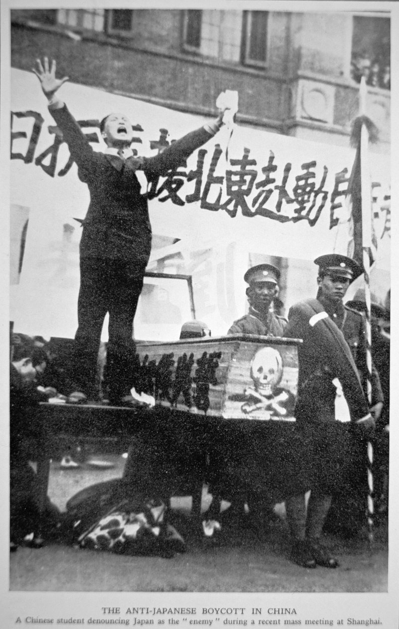 En kinesisk student som fördömer Japan som fienden vid ett massmöte i Shanghai som en del av den kinesiska antijapanska bojkotten 1932 av Chinese Photographer