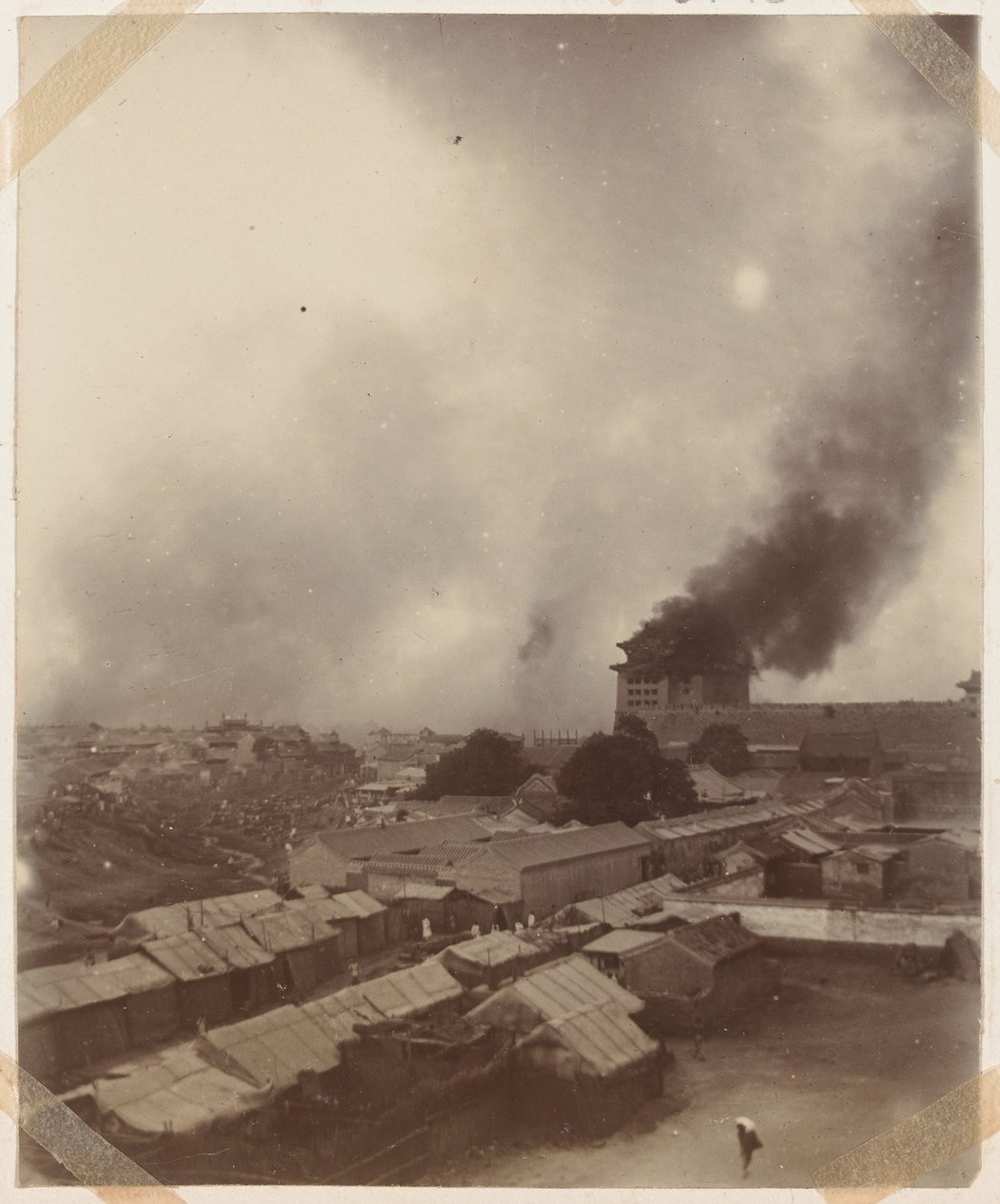 En stor brand vid Pekings huvudport, 1900 av Chinese Photographer