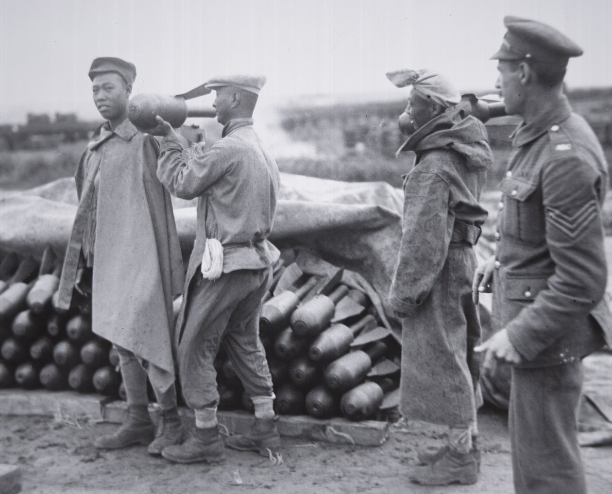 Kinesisk enhet lagrar flygbomber vid en ammunitionsdepå i Frankrike av Chinese Photographer