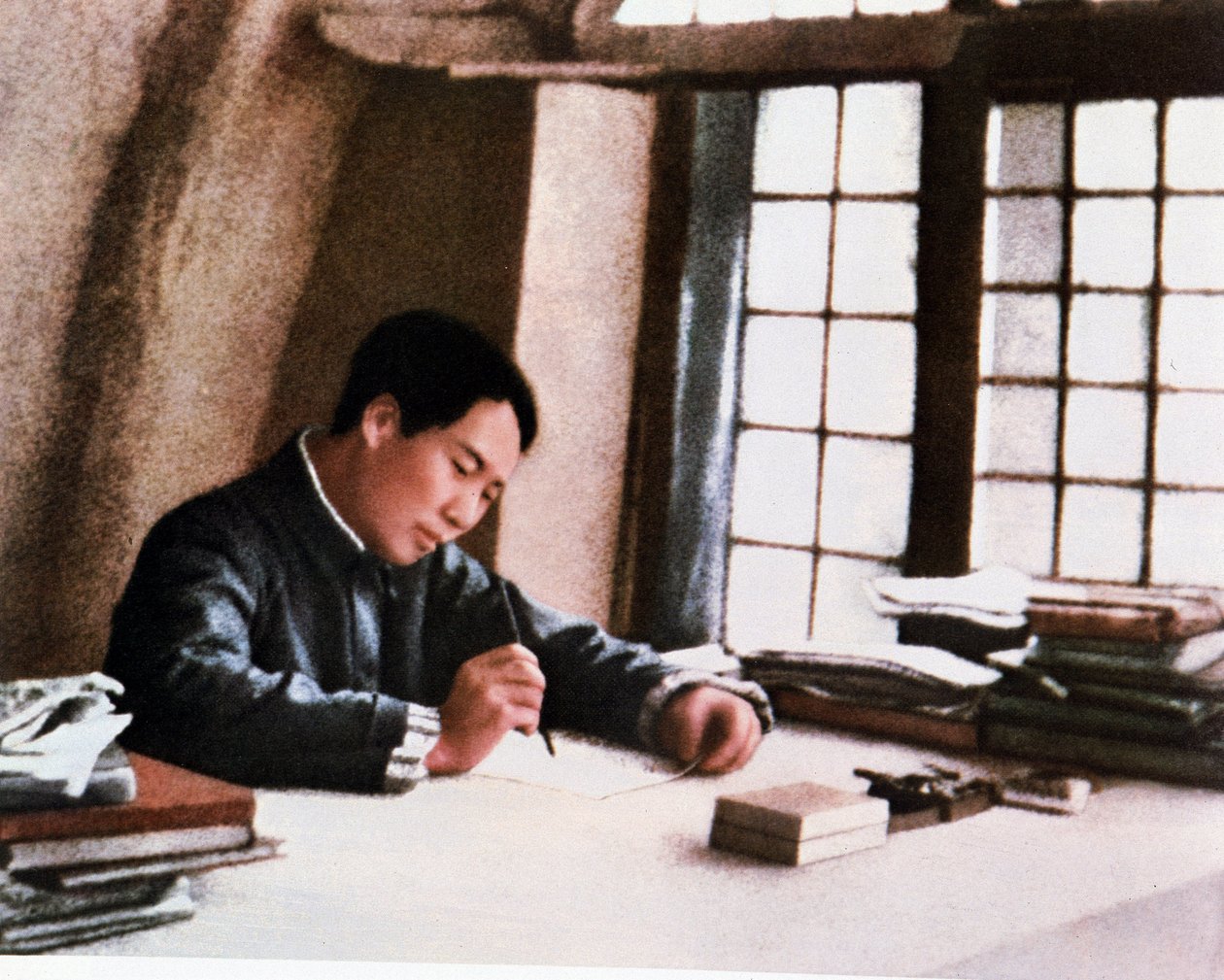 Mao skriver sitt verk ""Från långvarigt krig"" i en grotta i Yenan av Chinese Photographer