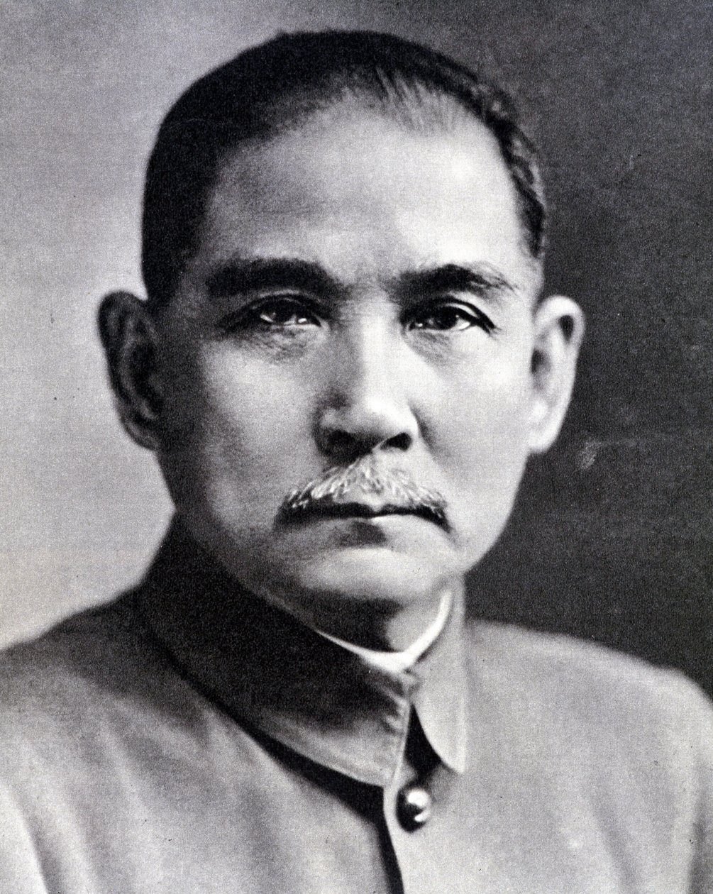 Porträtt av Sun Yat-sen (Yat Sen, Zhongshan) (1866-1925), kinesisk revolutionär och statsman. av Chinese Photographer