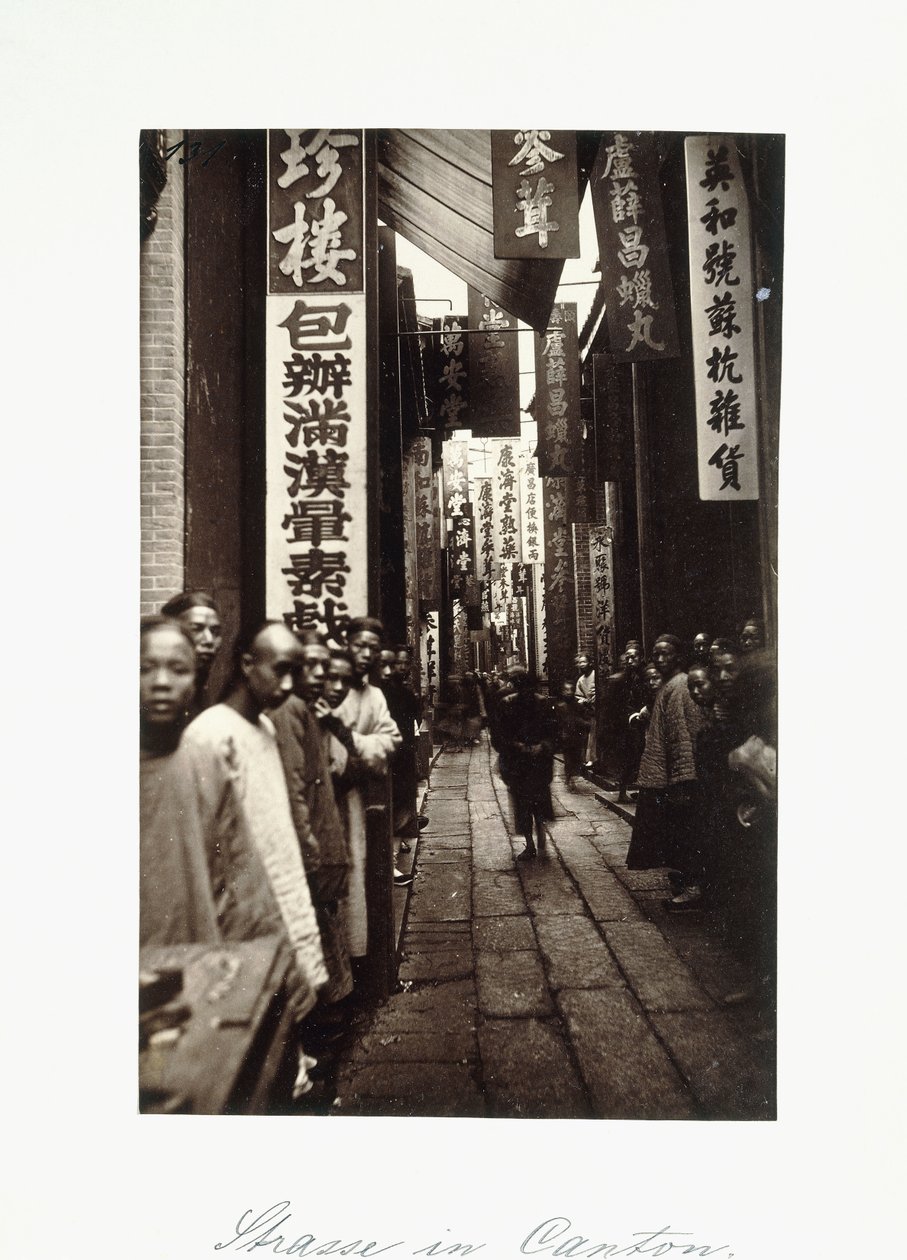 Street Scene in Canton, ca 1870-talet (albumintryck) av Chinese Photographer