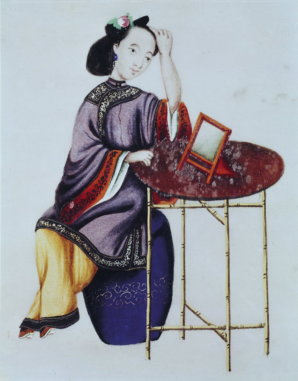 En kinesisk kvinna som ordnar sitt hår, Qianlong-perioden (1736-96) av Chinese School