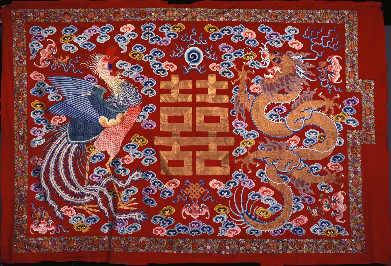 En kinesisk hängning av röd ull med en central karaktär i förgylld tråd flankerad av en Phoenix och en drake, 1800-tal av Chinese School