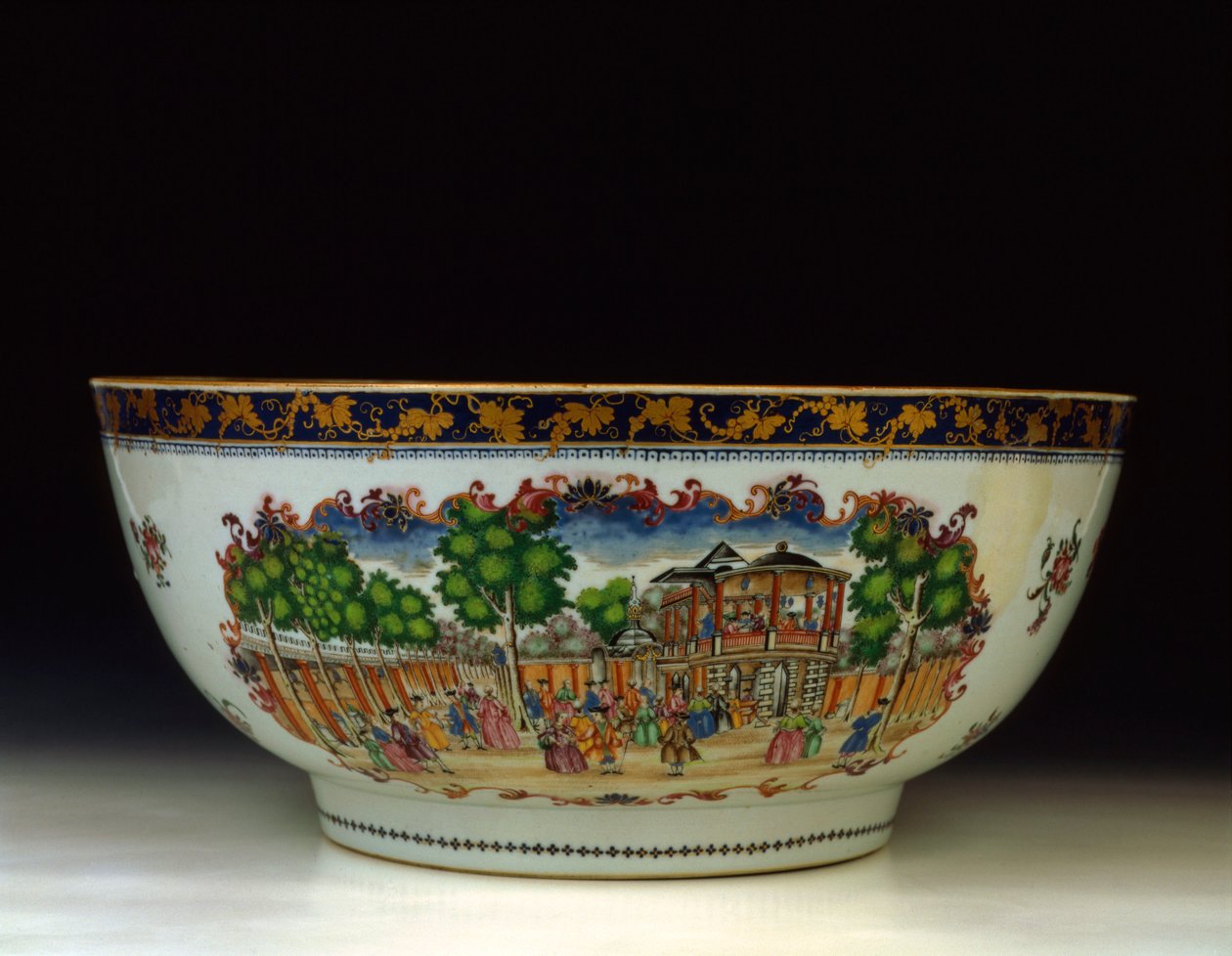 En famille rose "London" punchbowl, med utsikt över Grand Walk, Vauxhall Gardens, ca 1750-1800 av Chinese School