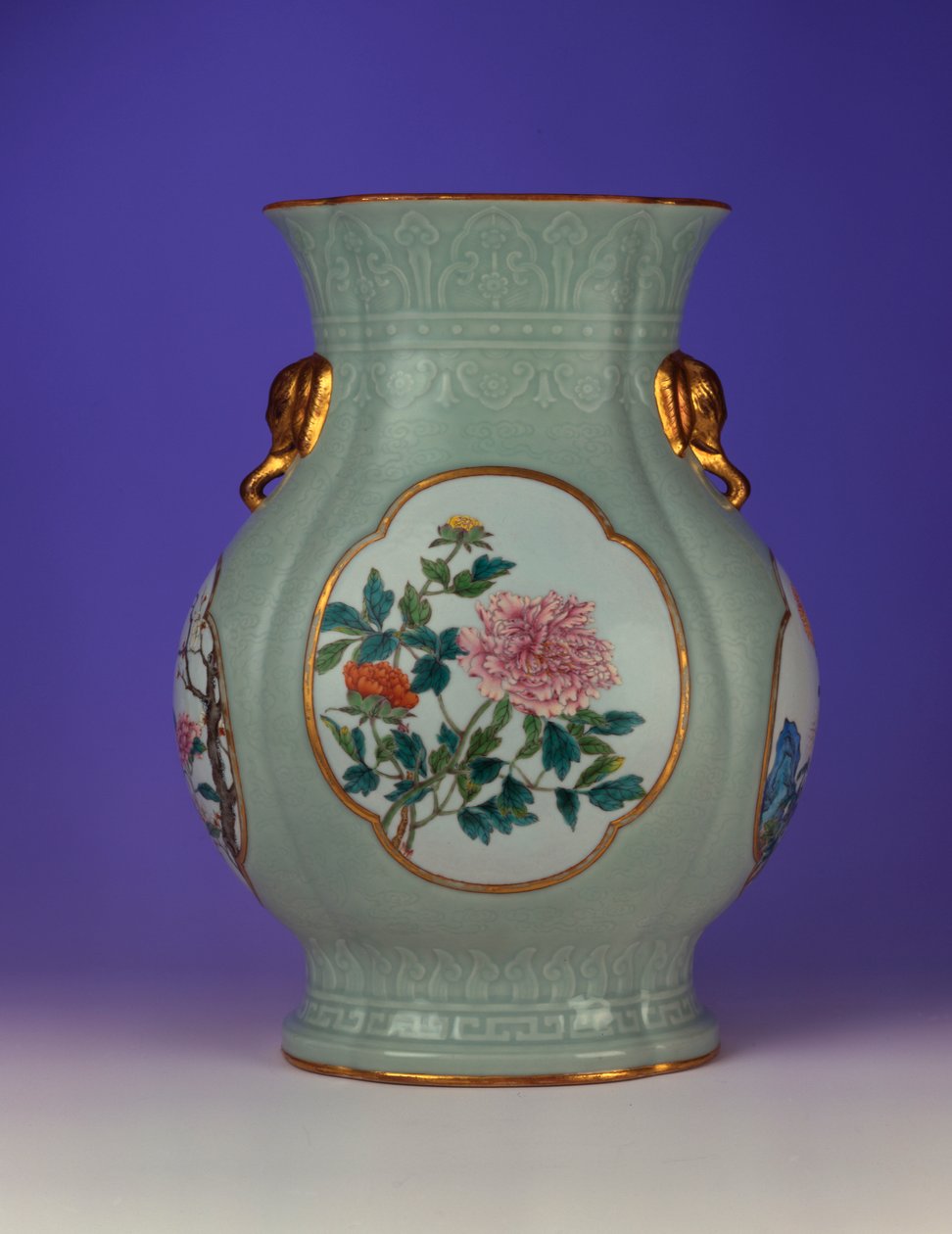 En fin och mycket sällsynt famillerosad celadon-mald vas med en förgylld emalj av prunus och rosor, en av fyra emaljer som föreställer "Flowers of the Four Seasons", 1735-1795 av Chinese School
