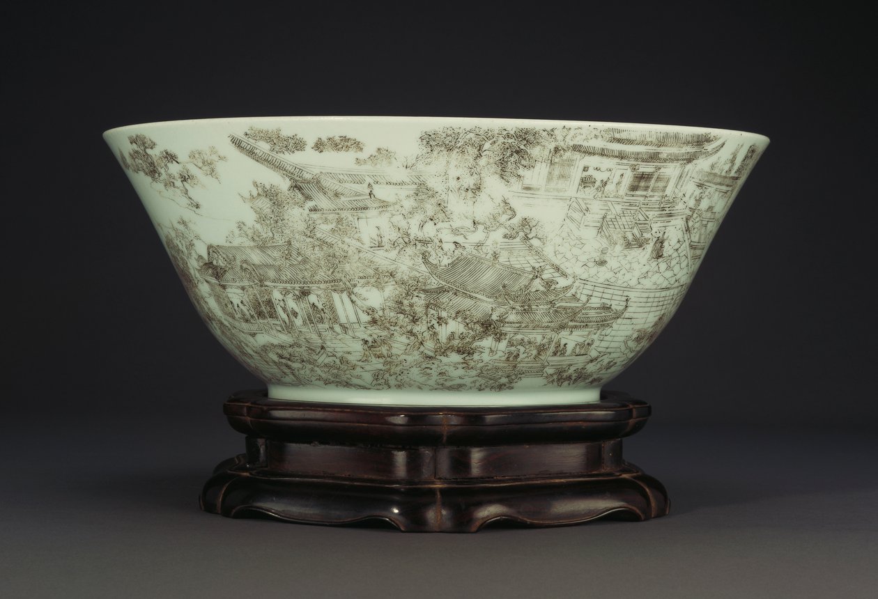 En stor inskuren porslinsskål som föreställer en kontinuerlig scen av damer på palatsområdet, 1796-1820 av Chinese School