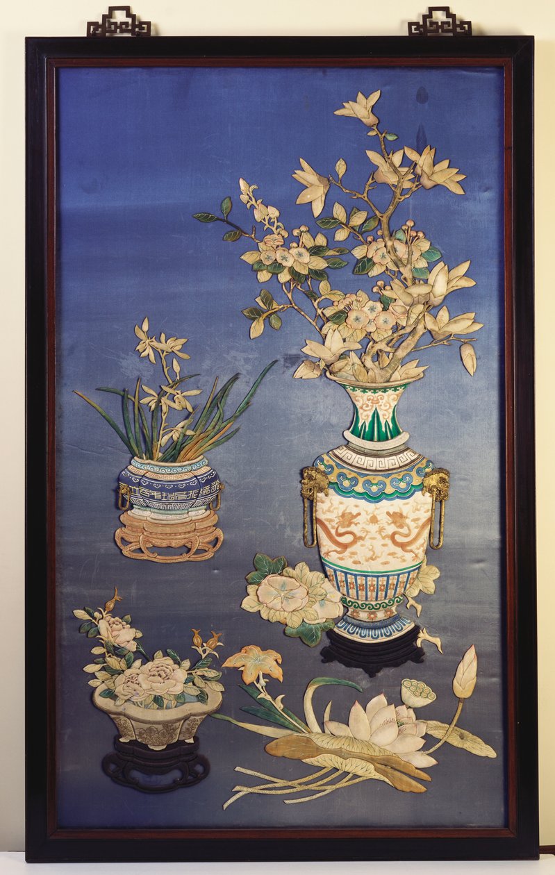 En sidenpanel föreställande vaser med körsbärsblommor, magnolia och orkidéer och en jardinere med rosor bland lotuskvistar, dagliljor och morgonhärligheter av Chinese School
