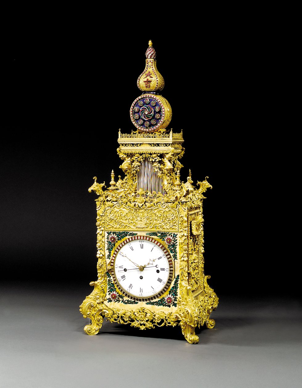 En mycket sällsynt ormolu, inklistrad musikautomatisk bordsklocka, troligen Guangzhou, ca 1790 av Chinese School