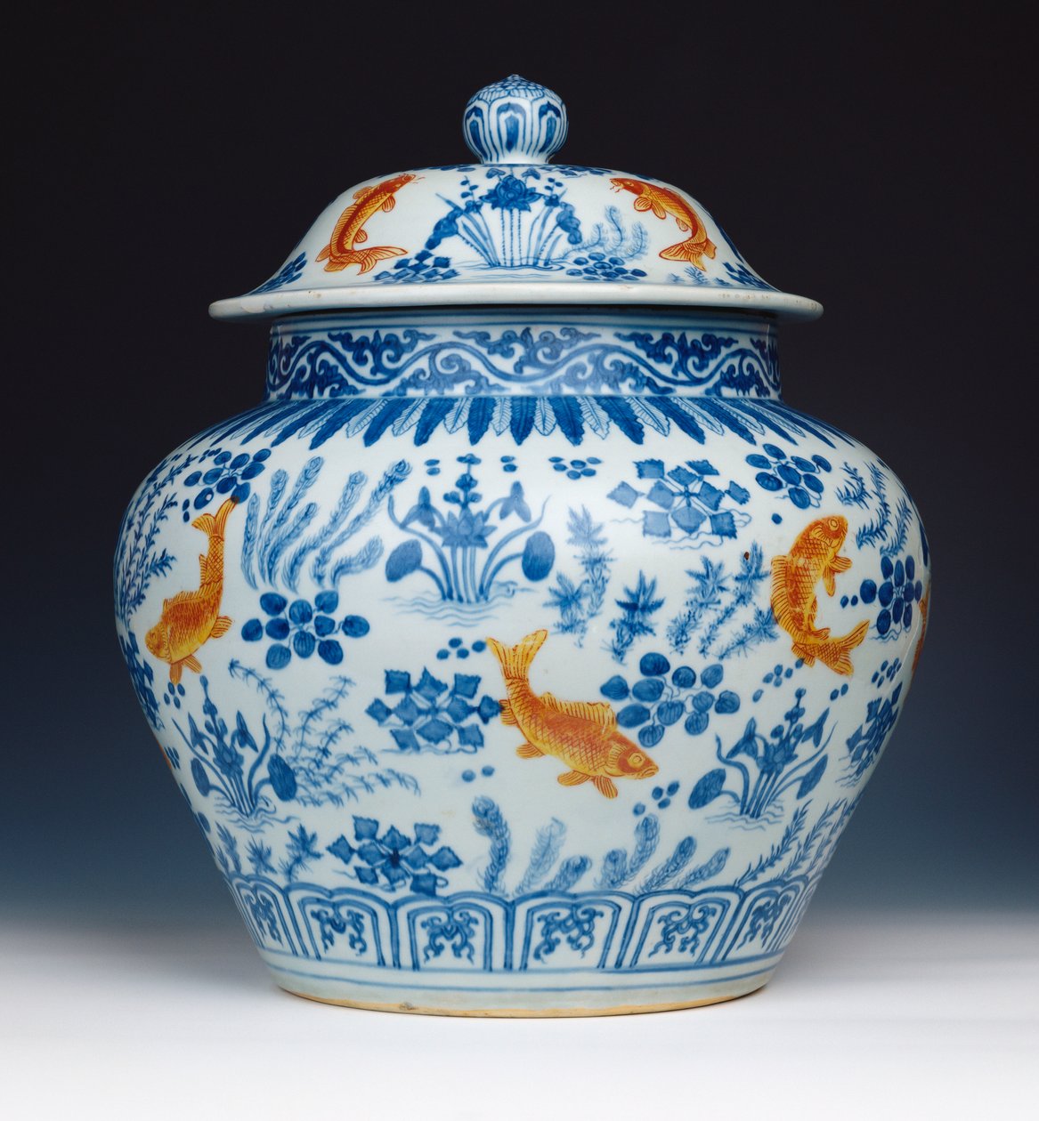 En emaljerad blåvit "Fish" burk och lock, 1522-1566 av Chinese School