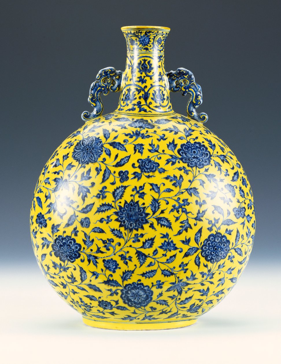 En underglasyr blå och gul emaljerad månflaska med pion- och lotusmönster, ca 1723-1735 av Chinese School