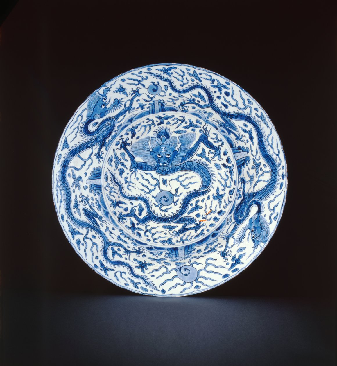 Blått och vitt fat målat med drakar, Wanli eller Chongzheng, 1600-35 (porslin) av Chinese School