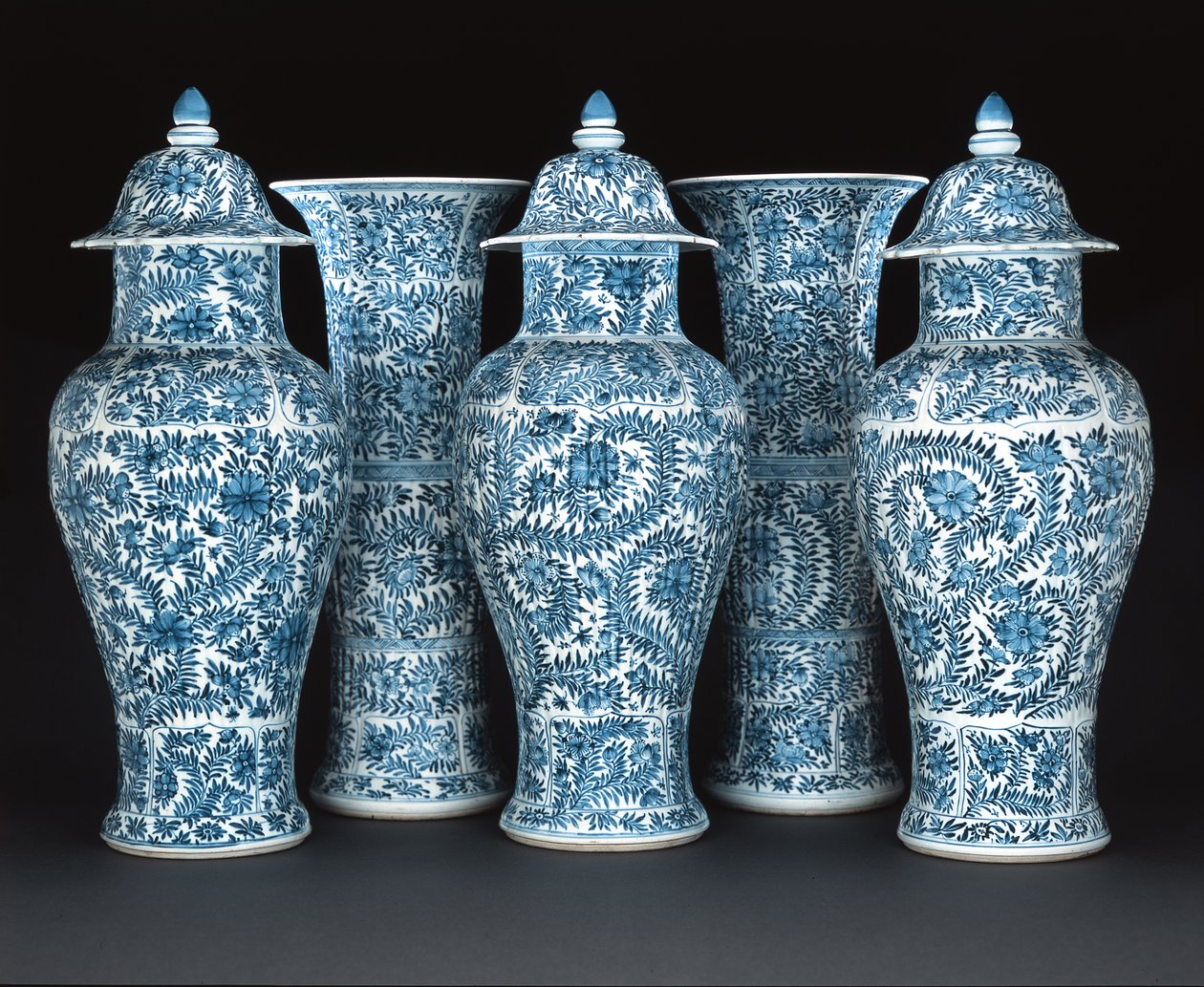 Blå och vit garnityr, Kangxi-perioden (1662-1722) (porslin) av Chinese School