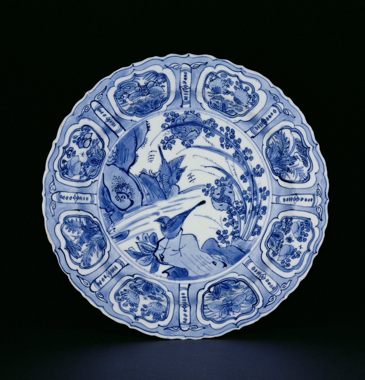 Blåvit kraaktallrik målad med fåglar i ett landskap, Hägermärke, Wanli, 1595-1605 (porslin) (se 205991) av Chinese School