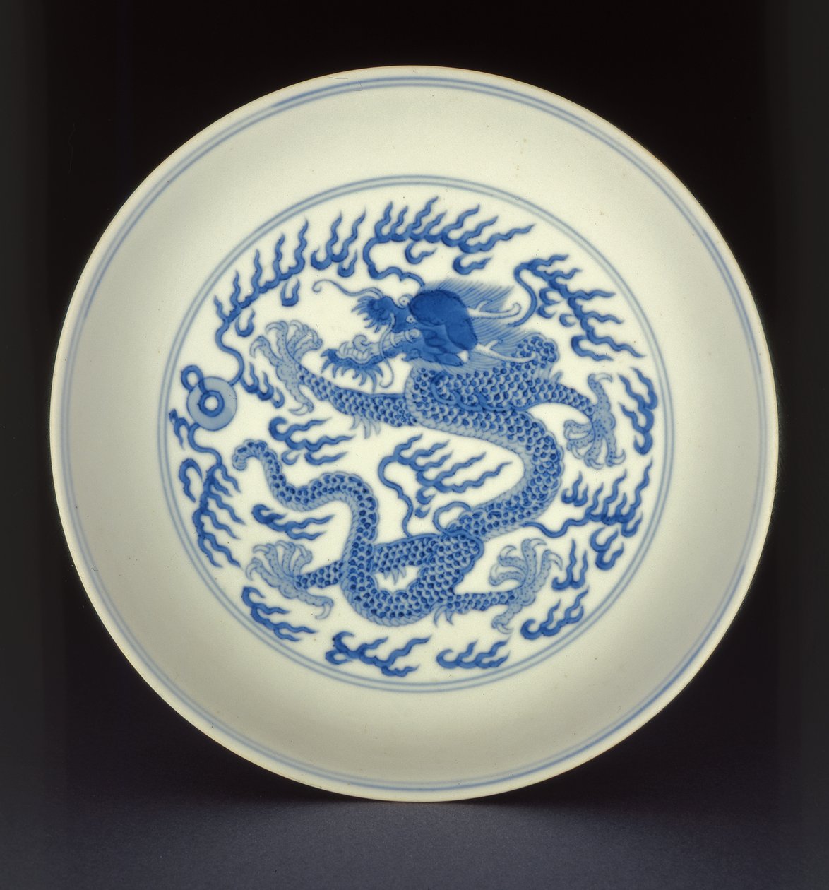 Blått och vitt porslinsfat målat med en drake, Qianlong märke och period, 1736-1795 (porslin) av Chinese School