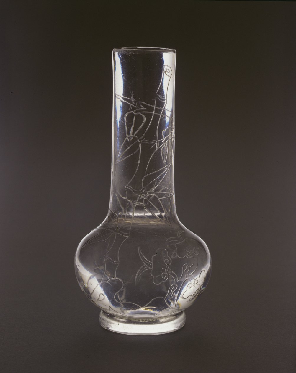 Flaska graverad med bambu, lingzhi svampväxter och stenar, Qianlong märke och period, 1736-95 (glas) av Chinese School