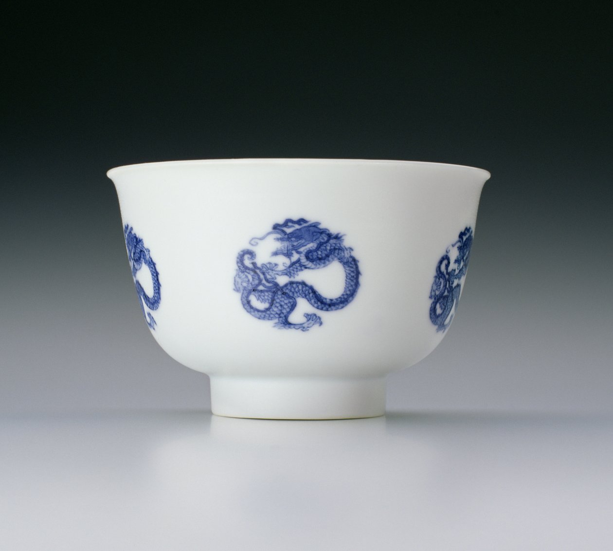 Skål, dekorerad med dragonrundlar, Kangxi-märke och perioden 1662-1722 (porslin med blå underglasyr) (se även 142285) av Chinese School