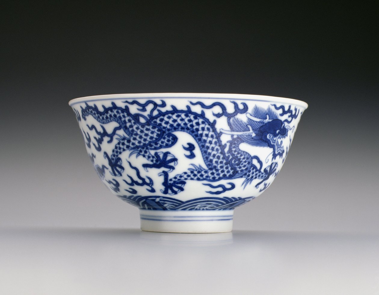 Skål med drakar och vågor, Xianfeng-märke och period 1851-61 (porslin med blå underglasyr) (se även 142299) av Chinese School