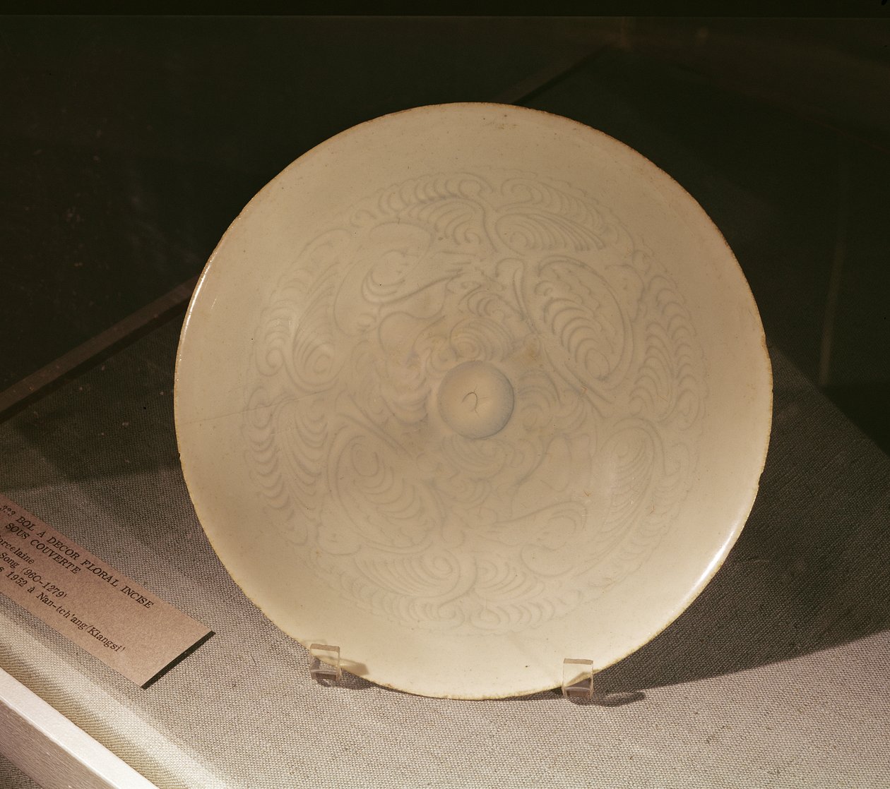 Skål med en inskuren blomdekor, från Nanchang, Jiangxi-provinsen, Sungdynastin, 1100-1200-talet (porslin) av Chinese School